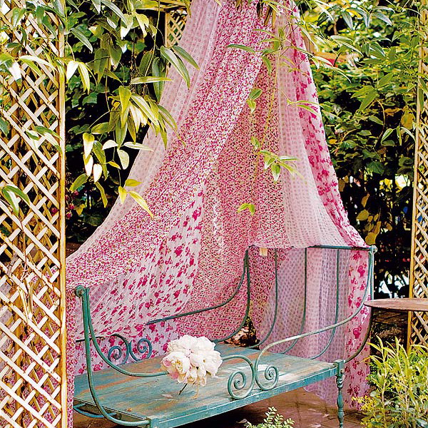 Летнее платье для сада: все способы украсить тканями террасу и уголки для отдыха