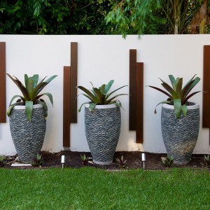 creative-use-large-pots-and-containers-in-garden16-2