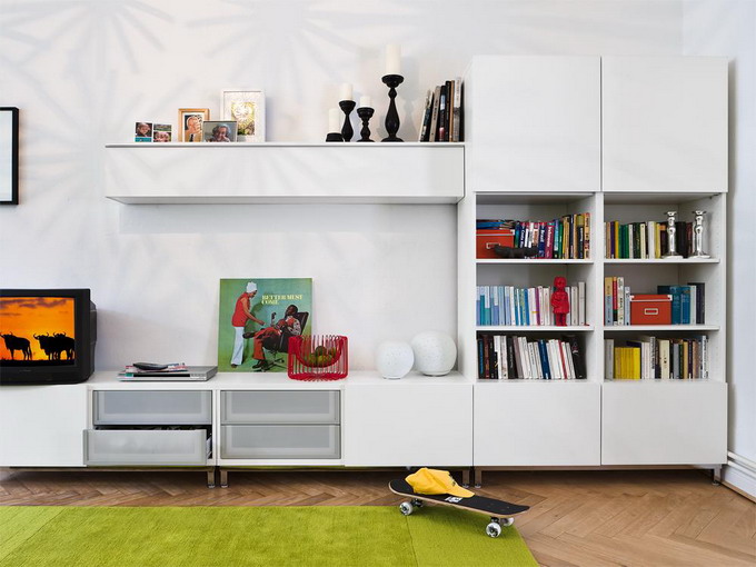 Новый интерьер длинной гостиной: акценты в оттенке «зеленое яблоко» + мебель из ИКЕА
