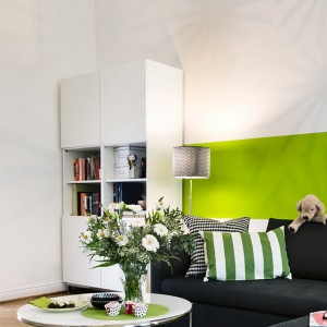 Новый интерьер длинной гостиной: акценты в оттенке «зеленое яблоко» + мебель из ИКЕА