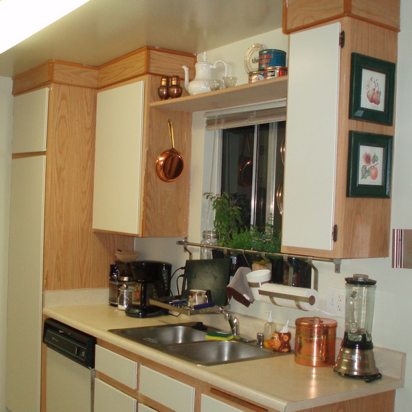 http://www.design-remont.info/wp-content/uploads/gallery/shelves-above-kitchen-windows2/shelves-above-kitchen-windows2-2.jpg