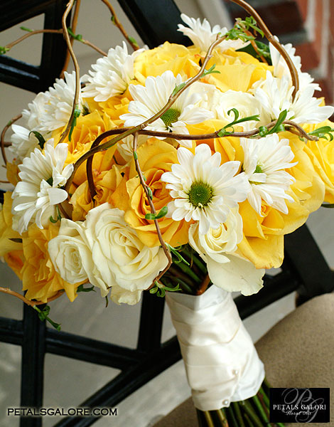 yellow-and-white-flowers-centerpiece-ideas9.jpg