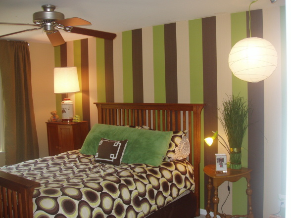Комната была обвешана старенькими полосатыми обоями чей. Зеленый в полоску цвет стен. Окрашивания стен в полоску оливковых оттенках. Комната для мальчика в коричневой оливковом цвете. Детские комнаты с фисташковым и коричневом цвете.
