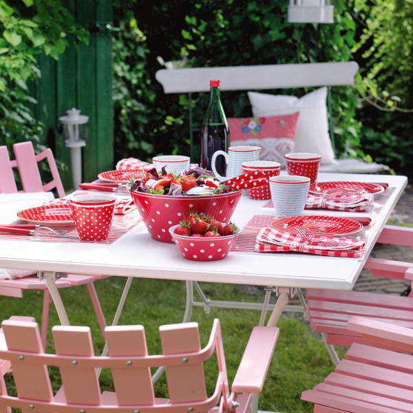 strawberry-season-table-setting