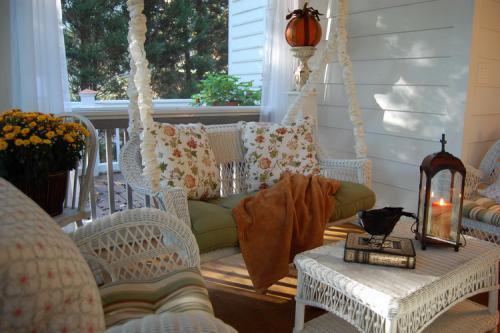 autumn-decor-to-one-porch2