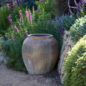 creative-use-large-pots-and-containers-in-garden2-2