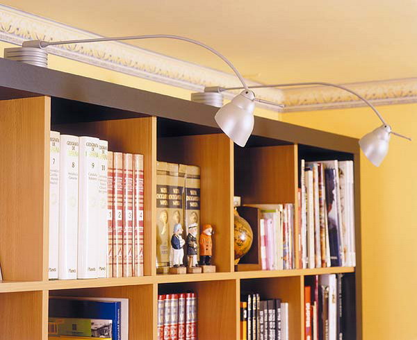 Лампы для стеллажей. Книжный стеллаж с подсветкой. Книжный шкаф с подсветкой. Подсветка книжных полок. Светильник для книжного шкафа.