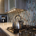 kitchen-lighting-25-practical-tips-cabinets1-4