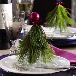 new-year-decorations-from-pine-branches-on-plate1.jpg