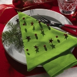 new-year-decorations-from-pine-branches-on-plate4.jpg
