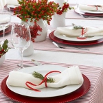 new-year-decorations-from-pine-branches-on-plate9.jpg